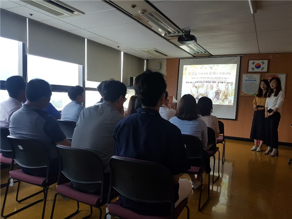 2019년 9월 9일 처음으로 진행한 첫 직장 내 장애인 인식개선 교육 현장 - 교육중인 강사와 수강생들 1