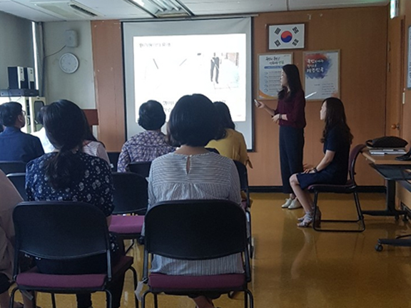 2019년 9월 9일 처음으로 진행한 첫 직장 내 장애인 인식개선 교육 현장 - 교육중인 강사와 수강생들 2