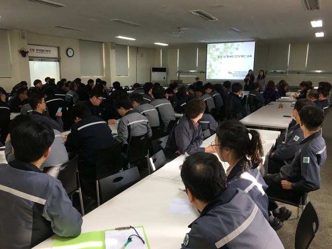 2019년 11월 한국정밀기계 교육 현장 - 강의중인 강사와 수강생들