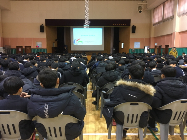 2019년 12월 마산중앙중 교육 현장 - 강의중인 강사와 수강생들